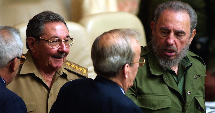 Fidel Castro y su hermano Raúl Castro. Foto: EFE/Alejandro Ernesto.