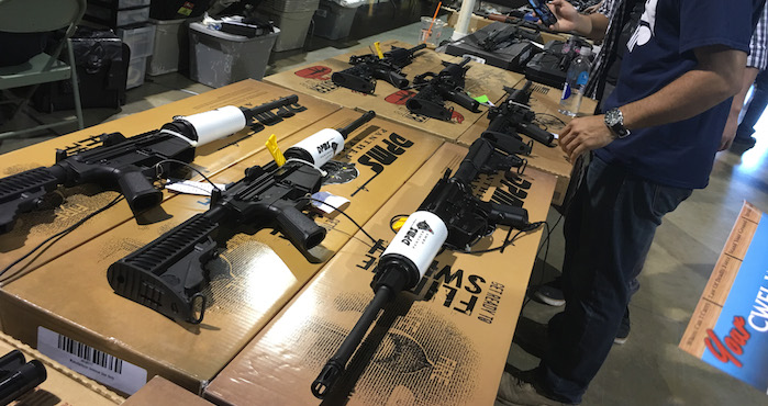 ACOMPA—A CR”NICA:EEUU ARMAS MIA100. MIAMI (FL, EE.UU.), 14/02/2016.- FotografÌa de este 13 de febrero de 2016 del evento Florida Gun Shows de Miami. NiÒos nerviosos de la mano de sus padres hacen cola para entrar en la feria. Es una estampa com˙n, feliz, si no fuera porque no se trata de un salÛn de ocio infantil y juvenil, ni de un circo, sino de una feria de armamento, la Florida Gun Shows de Miami. A la feria, este fin de semana, han acudido en masa aficionados y curiosos de todas la edades (los menores de doce aÒos no pagan), que se mezclan en este rebosante mercadillo de armas. EFE/TONI BELCHI