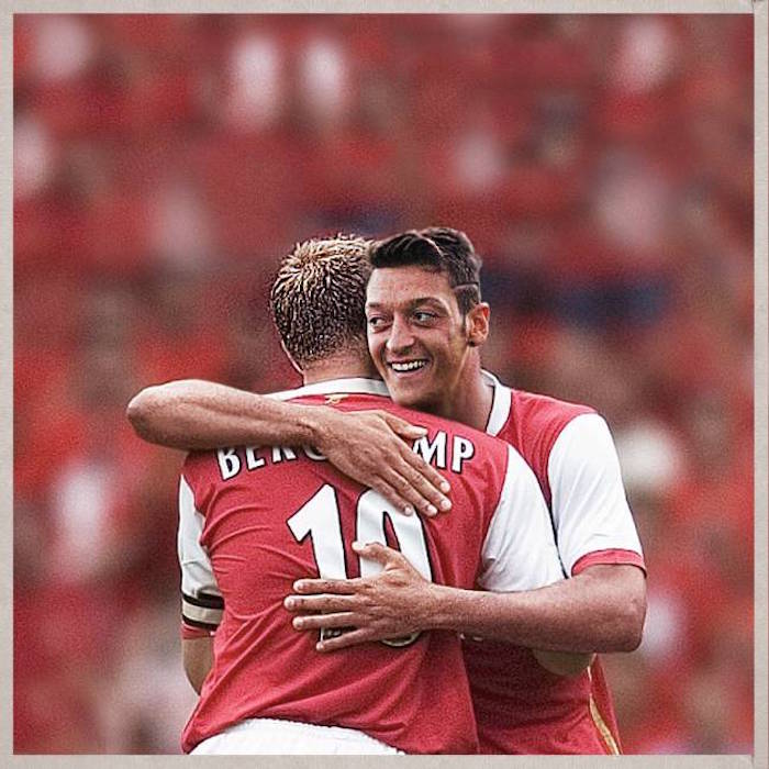 Mesut Özil y Dennis Bergkamp. Foto: Emilio Santolini