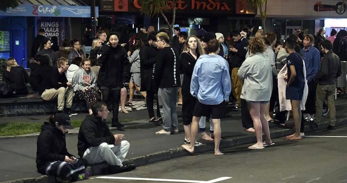 En su cuenta de Twitter, el Ministerio aconsejó que los que puedan desplazarse lejos de la costa suban a los pisos superiores de los edificios o incluso a los árboles. Foto: AP