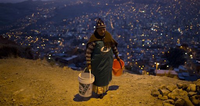 La Paz y otras ciudades del occidente se abastecen de embalses que han quedado casi secos por el fenómeno climático El Niño, que diezmó cosechas y afectó al ganado. Foto: AP