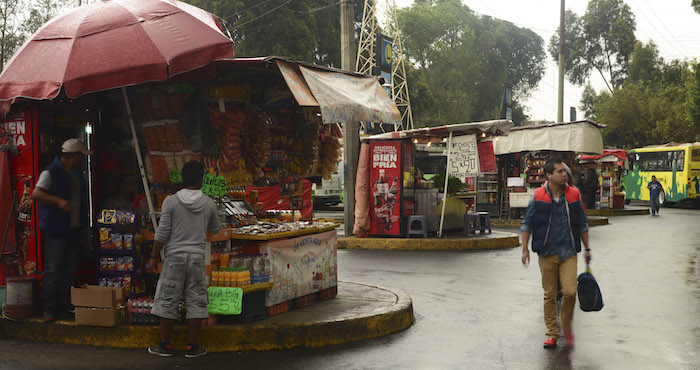 Puestos ambulantes en las inmediaciones de las estaciones de los metros en la ciudad de México. Foto: Cuartoscuro