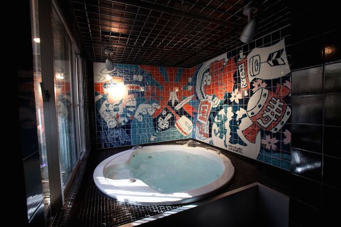 Relájate en un jacuzzi privado con ambiente japonés. Foto: Cortesía Trivago