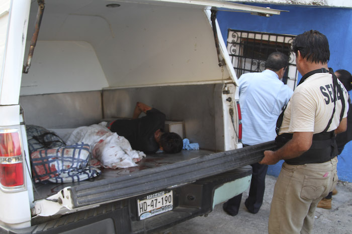 El pasado 26 de noviembre, dos hombres fueron asesinados la tarde de ayer en la calle Juan R. Escudero de la colonia 20 de Noviembre. En la escena del crimen se encontraron más de cinco casquillos percutidos calibre nueve milímetros. Personal del ejercito mexicano y agentes de ministerio público acudieron para realizar las primeras diligencias. Esta semana ha sido una de las más violentas en la ciudad durante el año, ya que van más de 20 personas asesinadas. FOTO: BERNANDINO HERNÁNDEZ /CUARTOSCURO.COM