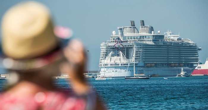 El Harmony of the Seas es el nuevo rey de los mares al superar a los gemelos Oasis of the Seas y Allure of the Seas, también de Royal Caribbean, con 362 metros de largo, 65,7 metros de manga y pesa 226.963 toneladas de registro bruto. Foto: EFE.