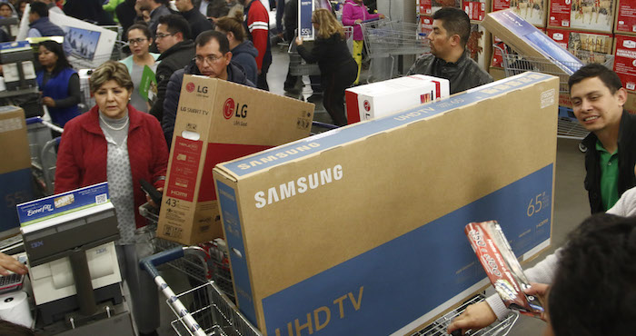 Buen Fin: o te desternillas de risa con los mensajes recibidos, o te tiras a una conveniente depresión posmoderna o te pones a comprar bajo el influjo diabólico que se apodera de ti. Foto: Cuartoscuro