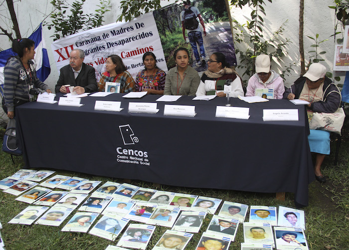 Madres de migrantes centroamericanos desaparecidos en México ofrecieron ayer una conferencia de prensa en la Ciudad de México. Foto: Cuartoscuro