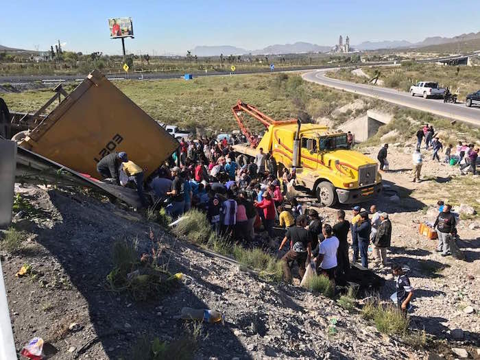 Decenas se conglomeraron para llevarse la mercancia. Foto: Vanguardia.