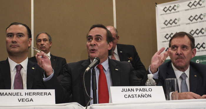 CIUDAD DE MÉXICO, 22JUNIO2016.- En la imagen, Manuel Herrera (Concamin), Juan Pablo Castañón (CCE), y Enrique Solana Sentíes (Concanaco) durante el mensaje a medios de comunicación en el Club de Industriales. FOTO: MARÍA JOSÉ MARTÍNEZ /CUARTOSCURO.COM
