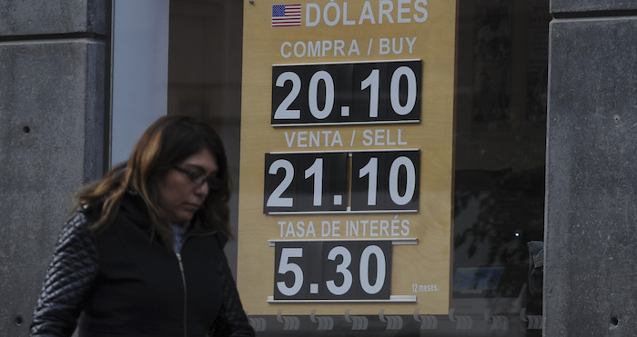 Venta por unidad de dólar americano en $21.11 pesos. Foto: Cuartoscuro