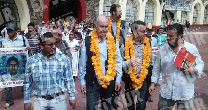 Mimbros del Mecanismo Especial de seguimiento se reúnen con los padres de los jóvenes desaparecidos. Foto: El Sur