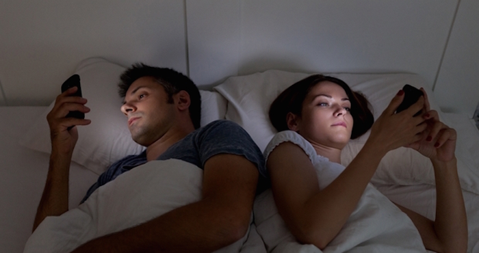 El primer consejo para cuidar la vista al usar el smartphone, es bajar el brillo de la pantalla todo lo posible. Foto: Shutterstock