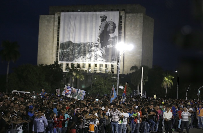 La multitud se detiene detrás de una valla mientras asisten a honrar al líder cubano recién fallecido, Fidel Castro. Foto: Ap