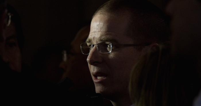 Ni la precisa justificación de sus gastos en Atlanta, ni las fotos abrazado a su hija, podrán devolverle al líder nacional panista el arrastre necesario como para alcanzar la candidatura a la presidencia de la República. Foto: Cuartoscuro.