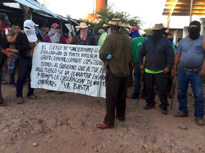 Uno de los vecinos clamó que los grupos armados se desistan de atacar a la sociedad común y corriente, pese a llevar su rostro tapado se percibieron sus lágrimas mientras hablaba: “déjenlos libres, los queremos de vuelta, ellos son inocentes, son gente de trabajo”, exclamó. Foto: El Sur de Acapulco