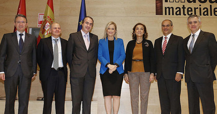 The rector to the left of the president of the Community of Madrid, an organism that is financed. Photo: The Journal.is