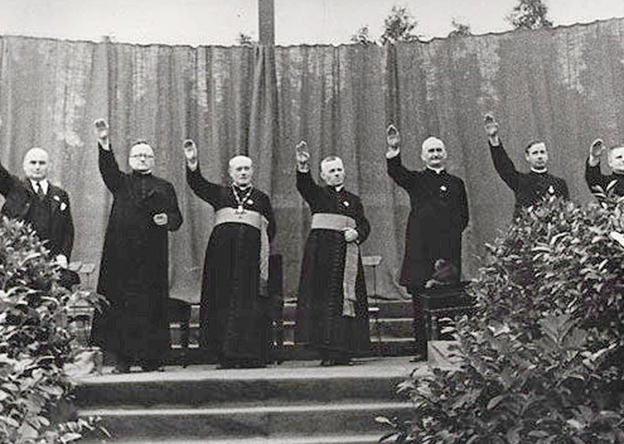 Jerarcas catolicos con el saludo nazi. Foto: Archivo
