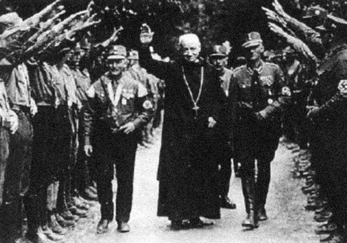 La cruz y el saludo nazi. Foto: Archivo