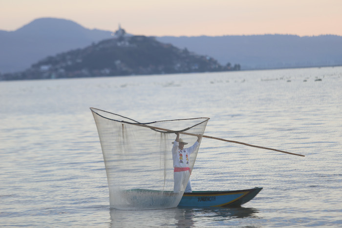 Los pescadores del Lago de Pátzcuaro en la actualidad tienen poca probabilidad de vivir de esta actividad. Foto: Cuartoscuro