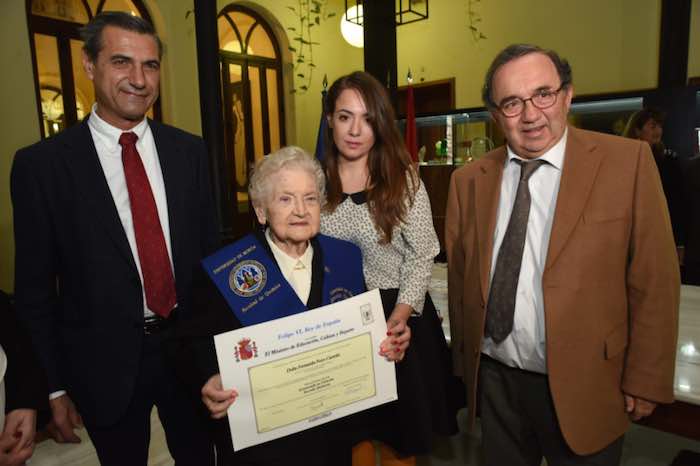 La nonagenaria presume el título que obtuvo tras 75 años de haber iniciado su carrera universitaria. Foto: Twitter de la Universidad de Murcia.