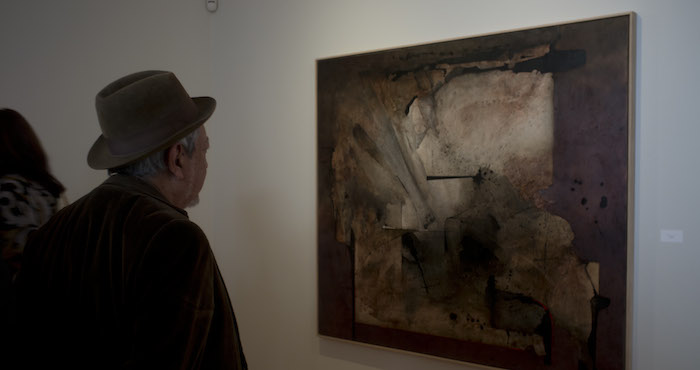 Jorge Alberto Manrique crítico de arte observa una de las obras del pintor Zacatecano Manuel Felguerez. Foto: Cuartoscuro