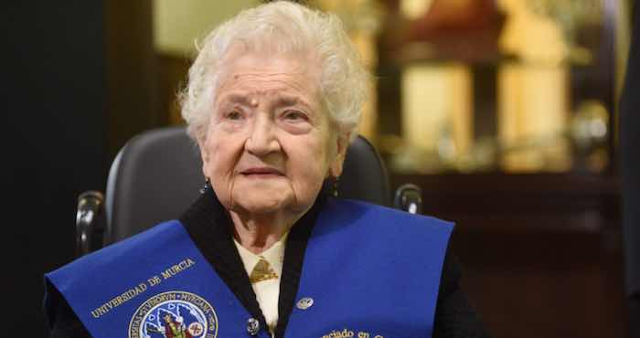 En la imagen, la Licenciada en Química Fernanda Pozo, de 94 años de edad. Foto: Twitter de la Universidad de Murcia.