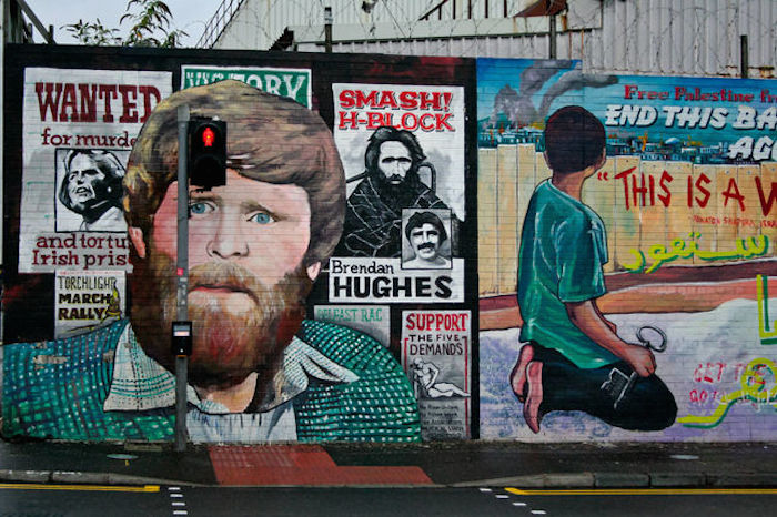 Murales de contenido político en International Wall, en el barrio católico de Belfast. Foto: ElDiario.es