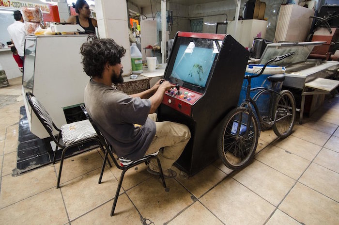 Cada mañana, nuestro singular personaje pasa horas aporreando botoes y moviendo palancas con juegos en los que parece emular sus desvaríos. Foto: Vanguardia