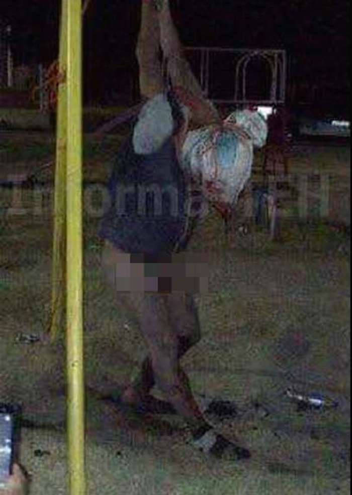 Los habitantes de Zacapala lo amarraron de un tubo en un parque y lo licharon; sus complices huyeron. Foto: Especial para Periódico Central.