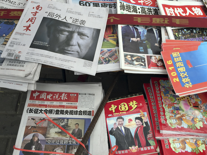 Portadas de revistas y periódicos en un local en Beijing, China, informan del triunfo de Donald Trump en las elecciones estadounidenses, el jueves 10 de noviembre. Foto: AP