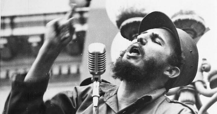 En esta fotografía del 6 de febrero de 1959, el líder cubano Fidel Castro habla ante una muchedumbre durante la marcha triunfal de la Revolución a La Habana, tras la caída del dictador Fulgencio Batista. El presidente cubano Raúl Castro anunció la muerte de su hermano Fidel el viernes 25 de noviembre de 2016 Foto: AP/Archivo