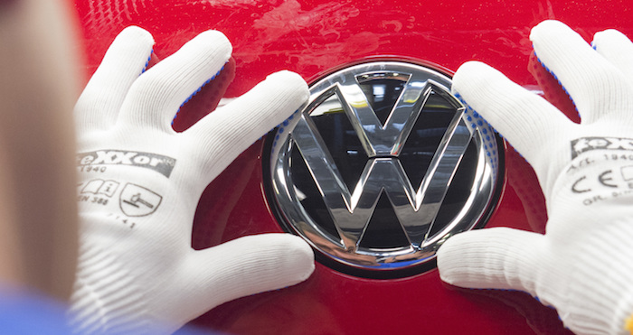 Un obrero le coloca el logo de Volkswagen a un carro modelo Golf. Foto: AP