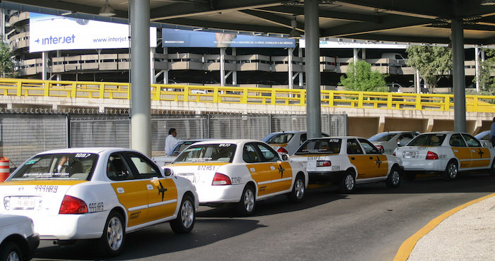 Prestadores del servicio de taxis en el Aeropuerto Internacional de la Ciudad de Mexico. foto: Cuartoscuro