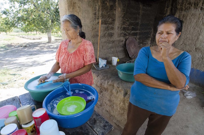 Los sampetrinos son gente de buen corazón y han acogido a Ramón sin reticencias; doña Consuelo y doña Hortensia son solo una muestra. Foto: Vanguardia