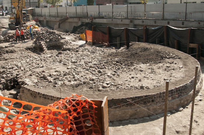 CIUDAD DE MÉXICO, 30NOVIEMBRE2016.- Autoridades del INAH dieron a conocer que se realizó un descubrimiento en un predio, ubicado en Tlatelolco, durante las excavaciones que realizaba una empresa privada para construir un centro comercial, se trata de una estructura circular con 11 metros de diámetro y 1.20 metros de altura; debido a su forma y a los ofrendas halladas in situ, está vinculada a la deidad del viento Ehécatl- Quetzalcóatl, figura importante del panteón mexica. El basamento prehispánico estará listo y podrá ser visitado a partir del año 2017. FOTO: PAULINA NEGRETE /CUARTOSCURO.COM
