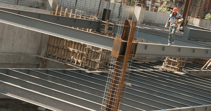 CIUDAD DE MÉXICO, 30NOVIEMBRE2016.- Un albañil trabaja en la construcción aledaña al nuevo basamento encontrado por el INAH. FOTO: PAULINA NEGRETE /CUARTOSCURO.COM