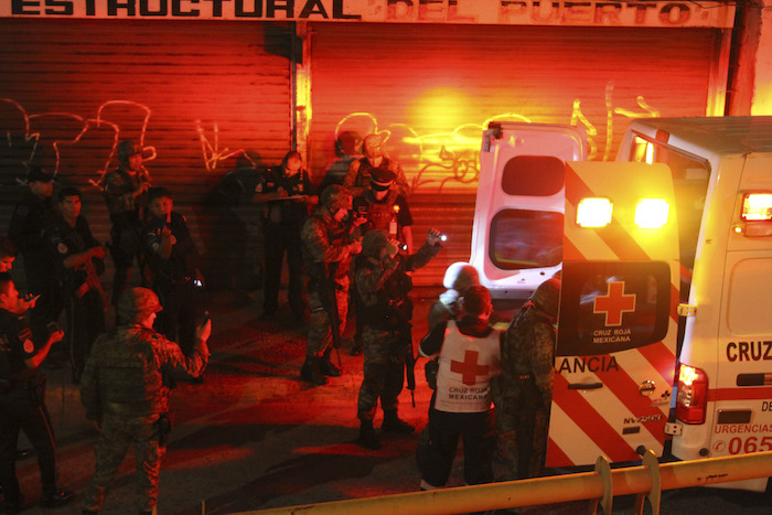 El 24 de noviembre, durante un enfrentamiento dos personas murieron y otro más resultó herido, los hechos ocurrieron a un costado del Hotel San Carlos. Los militares impidieron el trabajo de los medios de comunicación. FOTO: BERNANDINO HERNÁNDEZ /CUARTOSCURO.COM