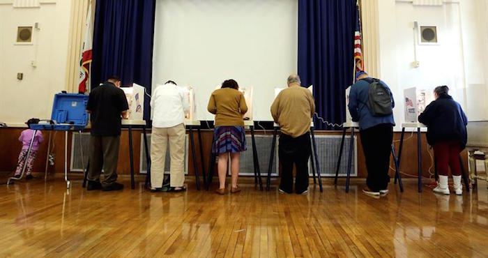 Personas votan en un colegio electoral instalado en el barrio Lincoln Heights en Los Ángeles, California. Foto: EFE