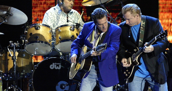 Los guitarristas y cantantes de la legendaria banda norteamericana "The Eagles", Glenn Frey (i), Joe Walsh (d), y el bateria Don Henley durante el concierto ofrecido hoy en el Palau Sant Jordi de Barcelona. EFE/Guido Manuilo/GM