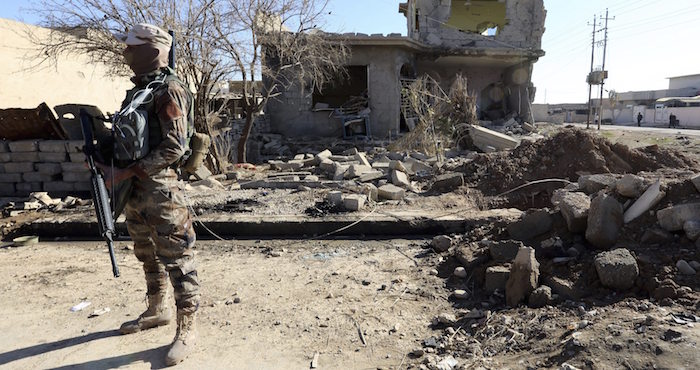 EBAG01 MOSUL (IRAK), 06/12/2016.- Soldados iraquíes toman posiciones durante los enfrentamientos con mimebros del Estado Islámico (EI) en el distrito de Al Salam, al sureste de Mosul, Irak hoy 6 de diciembre de 2016. La batalla que enfrenta a las fuerzas iraquíes y kurdas con el grupo yihadista Estado Islámico (EI) en Mosul ha provocado el desplazamiento de más de 82.000 personas desde que comenzó la operación militar el 17 de octubre para expulsar a los extremistas de la ciudad, informó hoy la OIM. EFE/Ahmed Jalil