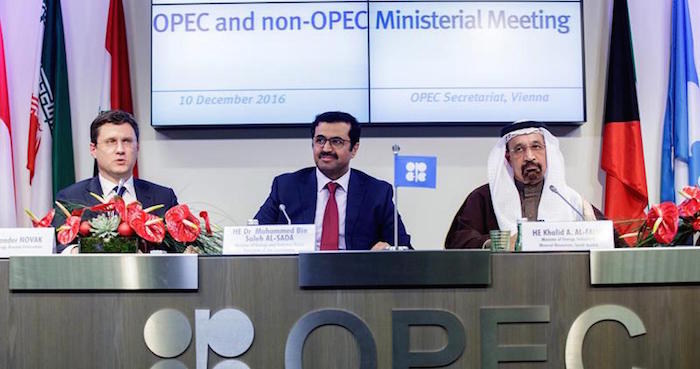 De izda a dcha; el ministro de Energía ruso Alexander Novak, el de Qatar Mohammed Al-Sada y el de Arabia Saudi Khalid Al-Falih. Foto: EFE