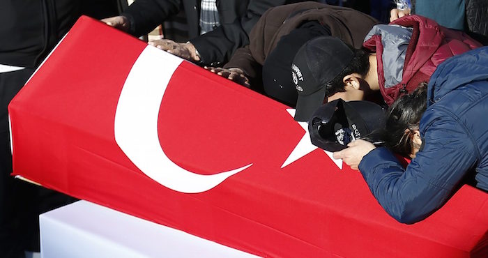 002. Istanbul (Turkey), 11/12/2016.- Relatives of police officers who were killed in bomb attacks at the Vodafone Stadium in Besiktas a day earlier mourn over a coffin during the funeral in Istanbul, Turkey, 11 December 2016. At least 38 people were killed and 166 other wounded in two explosions outside Besiktas Stadium and in nearby Macka Park a few hours after the night's soccer match on 10 December. The bombs apparently targeted police officers who were securing the match. (Atentado, Estanbul, Turquía) EFE/EPA/SEDAT SUNA
