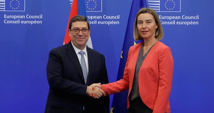 El ministro cubano de Exteriores, Bruno Rodríguez (i), saluda a la jefa de la diplomacia europea, Federica Mogherini, antes de la reunión sobre el acuerdo de diálogo y cooperación UE-Cuba en Bruselas (Bélgica). Foto: EFE
