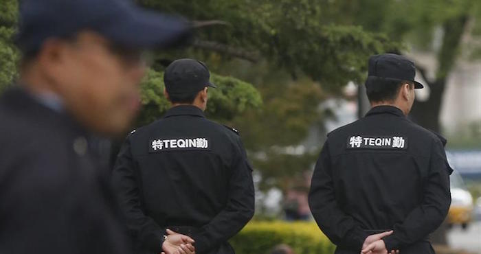 La policía china desmantela una red de venta de niños y rescata a 36 menores Agentes de la policía china hacen guardia. Foto: EFE/Archivo.