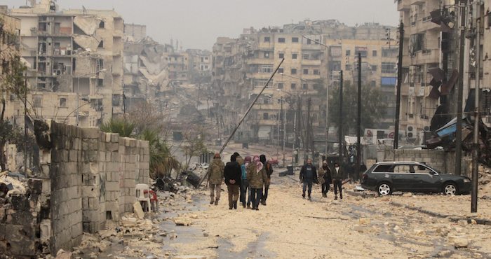 Varias personas caminan por las calles del barrio de al-Mashad en la zona controlada por los rebeldes en Alepo (Siria) hoy, 14 de diciembre de 2016. Los combates se reanudaron hoy en Alepo, lo que puso fin al alto el fuego declarado ayer en esa ciudad del norte de Siria, donde tampoco se ha producido la salida de los rebeldes y civiles de la zona asediada prevista para este miércoles. Foto: EFE