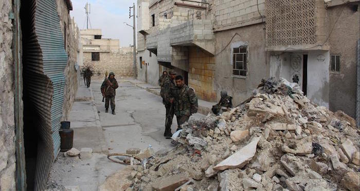Soldados sirios caminan en una calle tras una batalla en Alepo (Siria). Foto: EFE/Archivo
