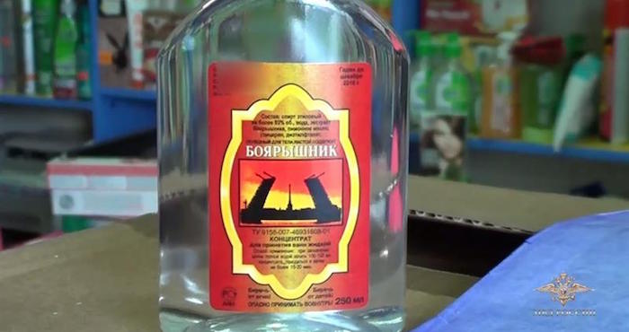 Fotografía facilitada por el Ministerio ruso de Interior que muestra una captura de vídeo en la que aparece un agente de policía mientras registra una botella de loción de baño confiscada durante una operación policial en una tienda de Irkutsk, Rusia, hoy, 19 de diciembre de 2016. Foto:EFE