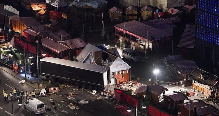 Vista aérea que muestra los daños materiales causados después de que un camión arrollase ayer a los visitantes de un mercadillo navideño en el centro de Berlín, donde murieron doce personas. Foto: EFE