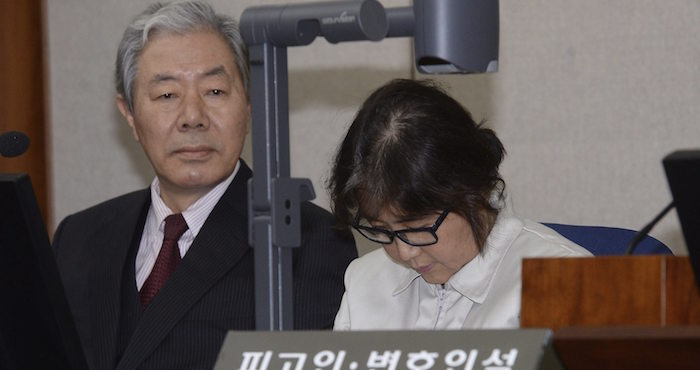 JHK07 SE⁄L (COREA DEL SUR) 19/12/2016.- Choi Soon-sil (d), la amiga de la presidenta surcoreana bautizada como "Rasputina" y protagonista del mayor esc·ndalo de los ˙ltimos aÒos en Corea del Sur, durante la primera audiencia preparatoria del juicio contra ella y dos secretarios de la presidenta Park Geun-hye en el Tribunal del Distrito Central de la capital, en Se˙l, Corea del Sur, hoy, 19 de diciembre de 2016. Choi Soon-sil est· acusada por abuso de autoridad, coerciÛn e intento de fraude. EFE/Kppa/Pool PROHIBIDO SU USO EN COREA DEL SUR