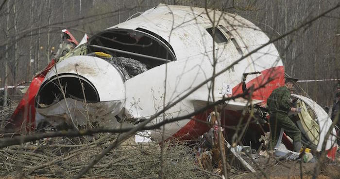 Especialistas rusos inspeccionan el avión del gobierno polaco Tupolev Tu-154, que se estrelló cerca del aeropuerto de Smolensk, en Rusia, el 13 de abril de 2010. Todos los tripulantes, incluido el expresidente polaco Lech Kaczynski y su mujer Maria Kaczynska, fallecieron en el accidente. Foto: EFE/Archivo